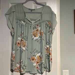 Women’s Danielrainn blouse. Size XXL.